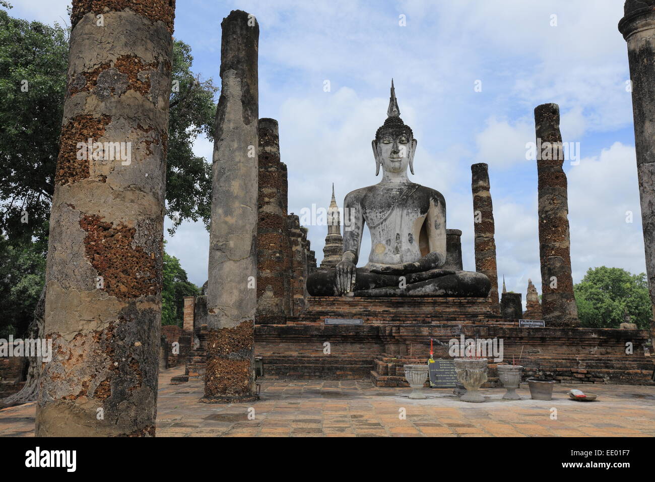 Statue de Bouddha du Wat Mahathat - Parc historique de Sukhothai - Thaïlande Banque D'Images