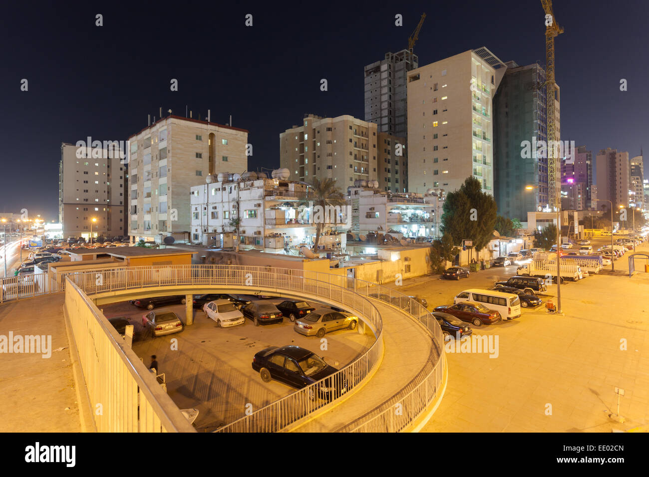 Les bâtiments résidentiels dans la ville de Koweït dans la nuit Banque D'Images