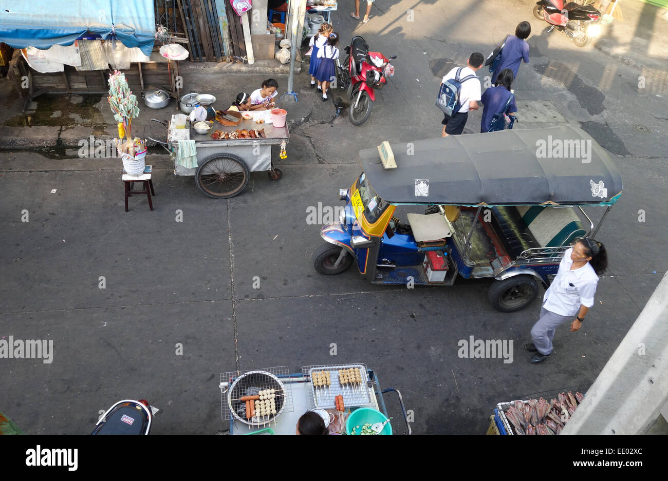 Vue sur la rue de l'étalage alimentaire avec Tuk tuk, vendeurs de nourriture de rue Bangkok, Thaïlande, Asie du Sud-est. Banque D'Images