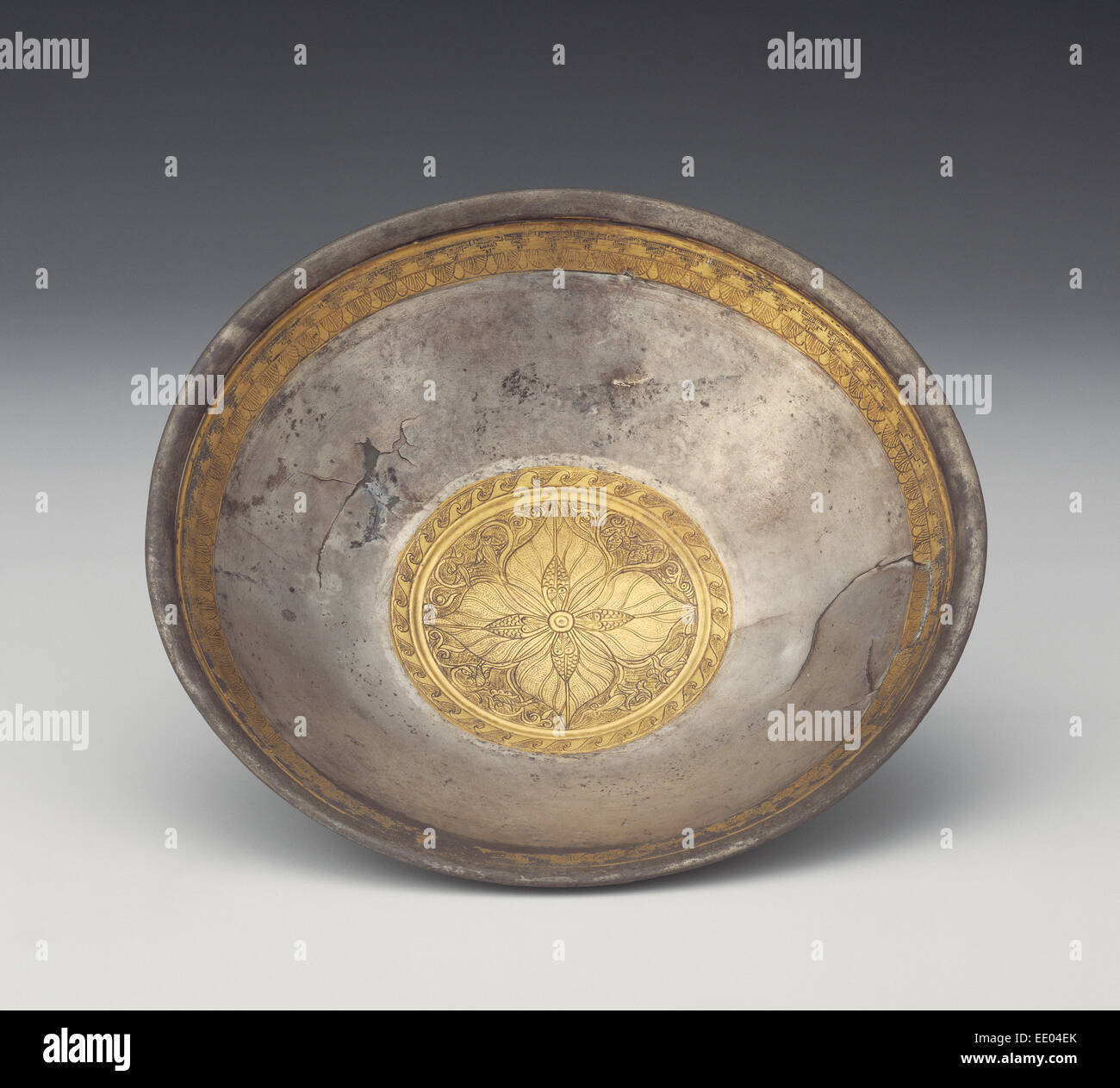 Bol avec feuille calice ; inconnu ; 1er siècle avant J.-C. ; argent avec dorure Banque D'Images