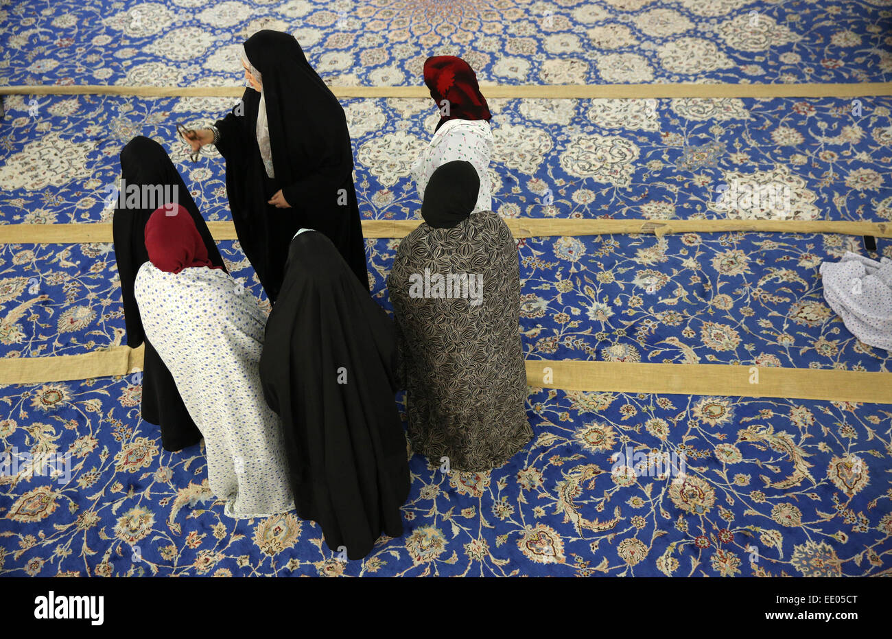 Hambourg, Allemagne. 10 janvier, 2015. Les musulmans prient dans la mosquée Imam Ali lors d'un Conseil de l'Hambourg SCHURA Communautés islamiques conférence sur "l'extrémisme islamique et le défi social' à Hambourg, Allemagne, 10 janvier 2015. Photo : Christian Charisius/dpa/Alamy Live News Banque D'Images