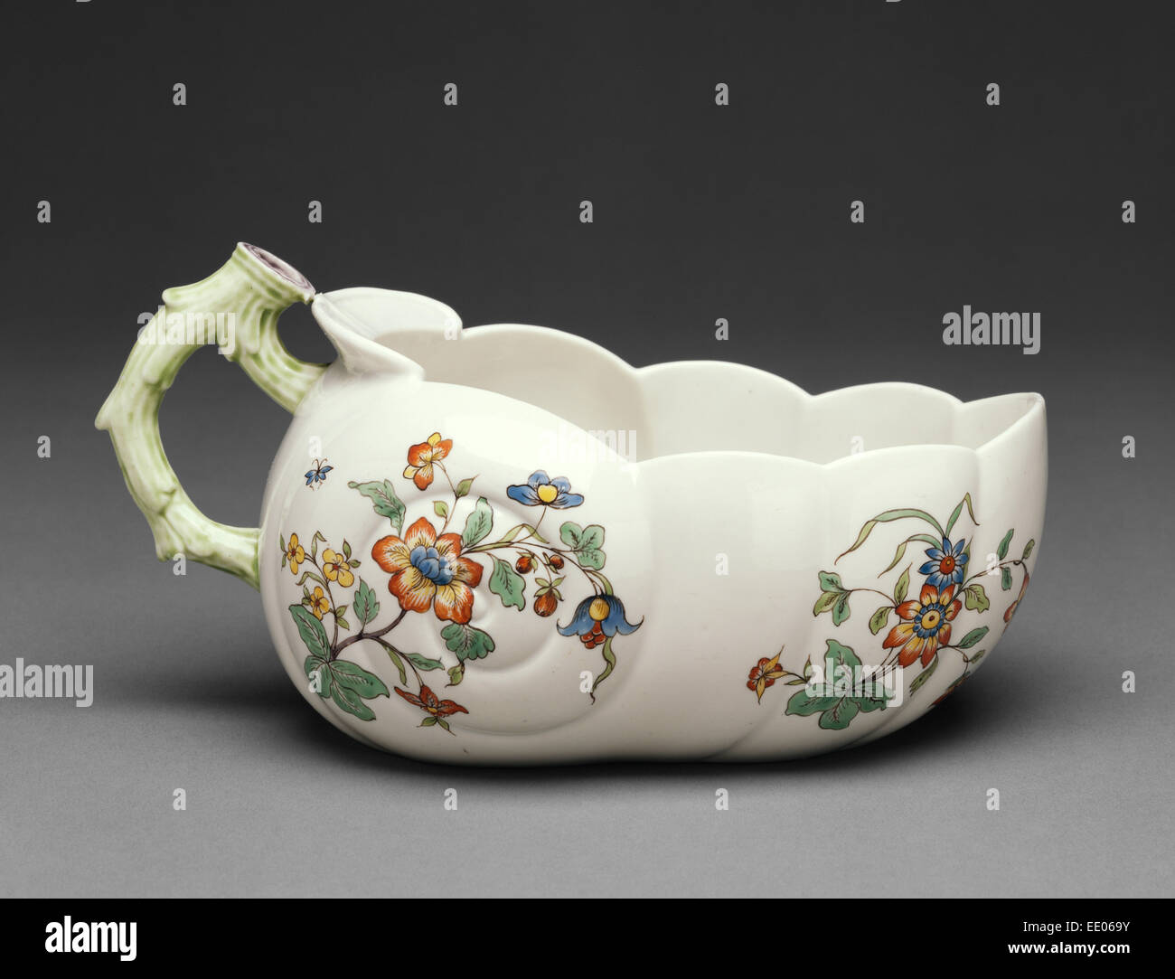 Pot de chambre (Bourdaloue) ; manufacture de porcelaine de Chantilly