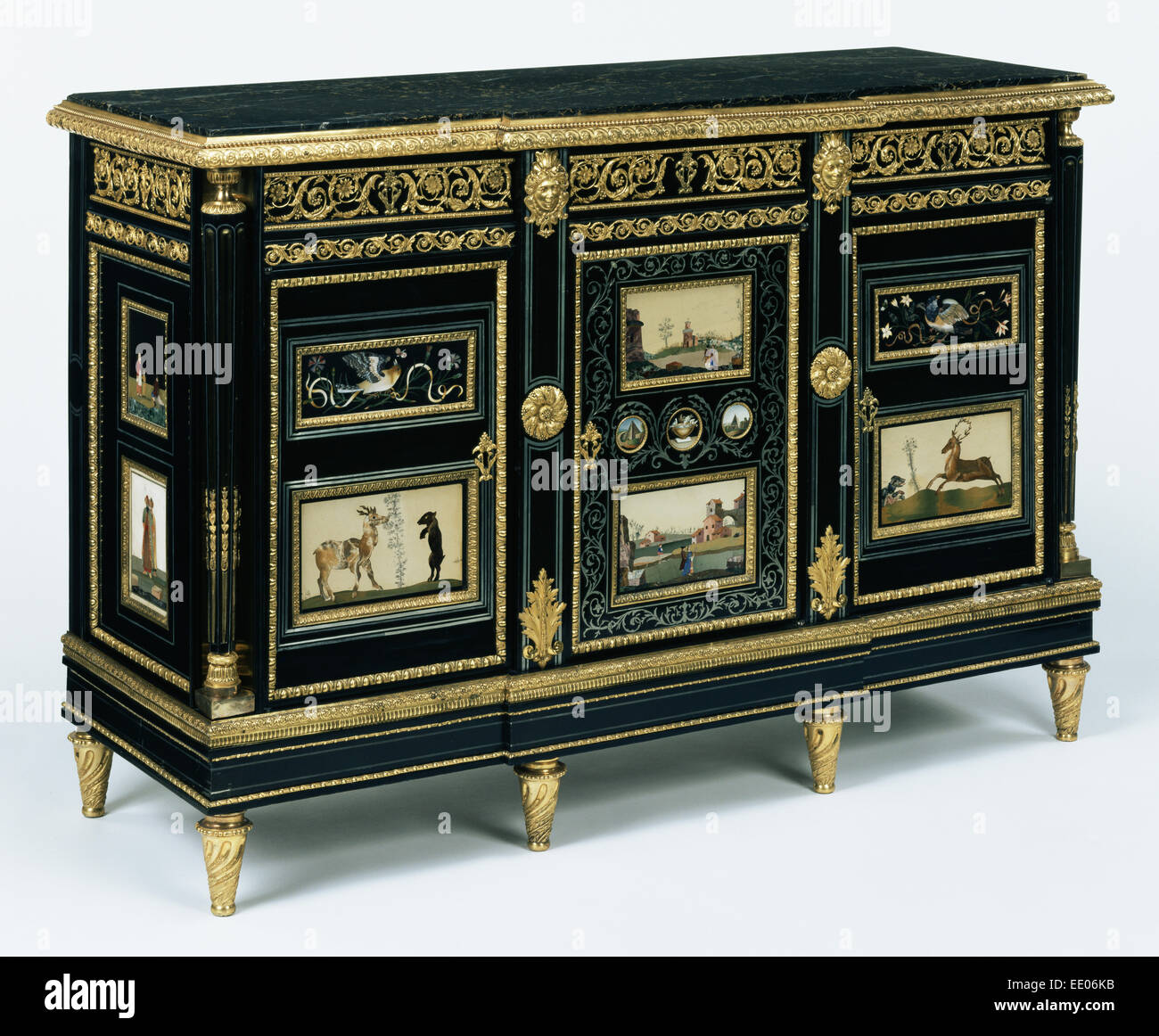 Cabinet (l'un d'une paire) ; attribué à Adam Weisweiler, Français, 1744 - 1820, Master 1778, actif jusqu'en 1809 ; Paris, France Banque D'Images