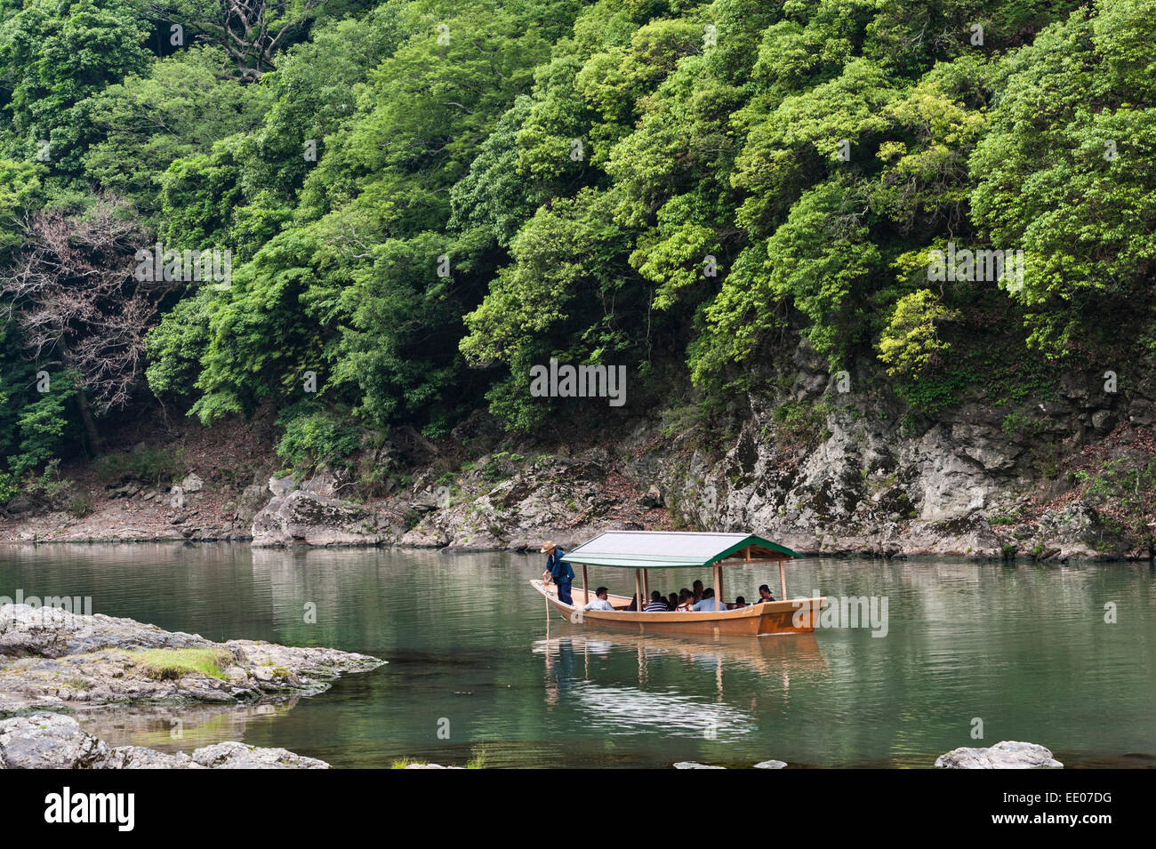 Touristes en bateau le long de la rivière Katsura à Arashiyama, Kyoto, Japon Banque D'Images
