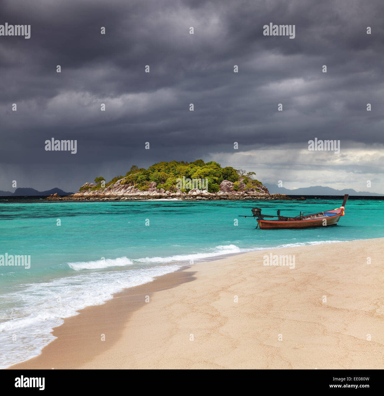 Bateau "long tail", la plage tropicale, la mer d'Andaman, Thaïlande Banque D'Images