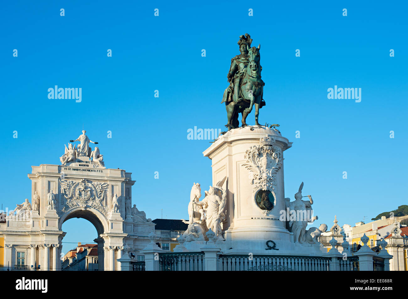 Statue du Roi Jose I et la Rua Augusta Arch à Lisbonne, Portugal Banque D'Images