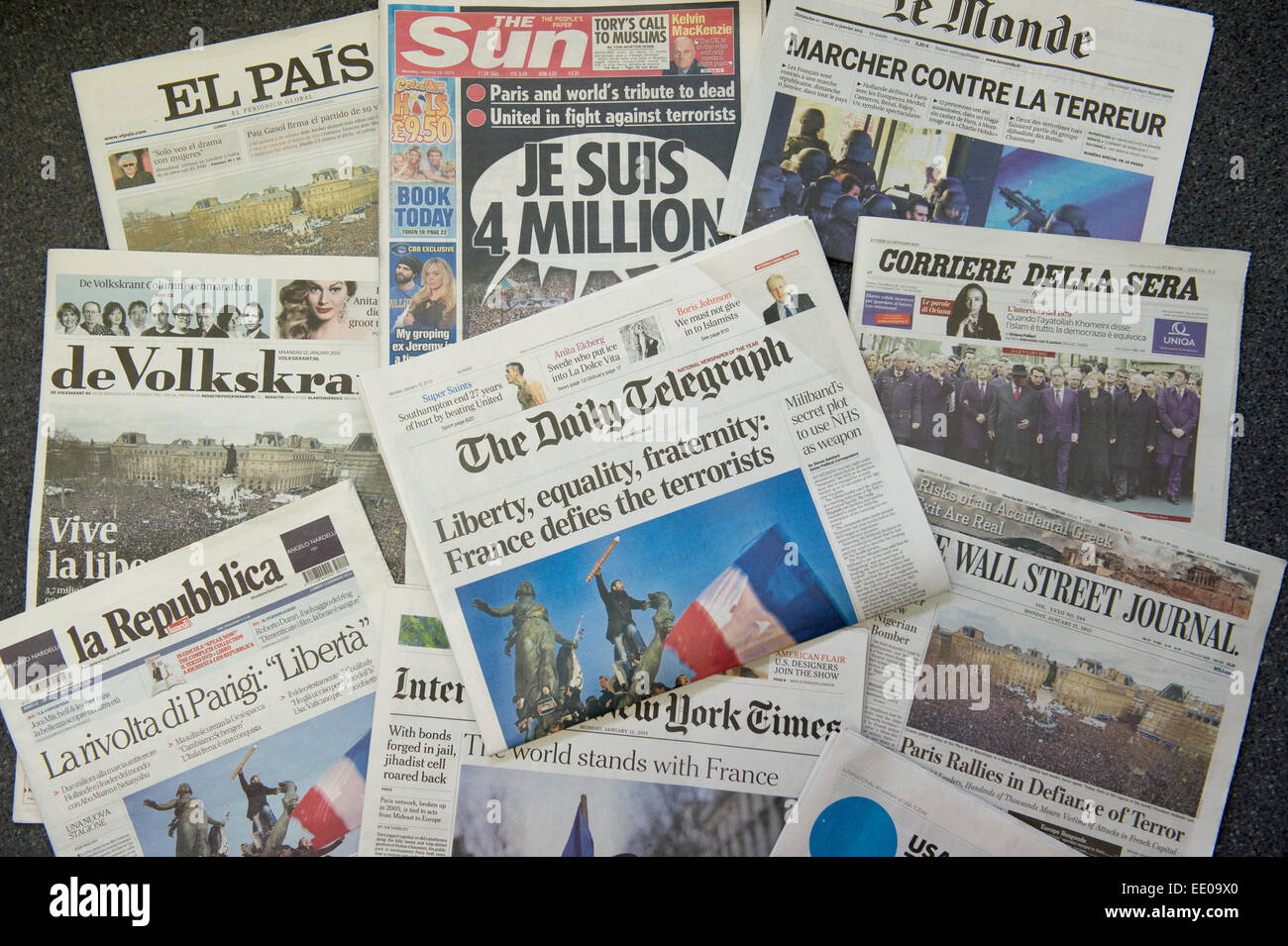 Les premières pages de journaux internationaux montrent le memorial march pour les victimes de la terreur à Paris en Frankfurt am Main, Allemagne, 12 janvier 2015. Des millions de personnes ont manifesté dans une manifestation dans la capitale française pour la préservation des valeurs démocratiques. Photo : BORIS ROESSLER/dpa Banque D'Images