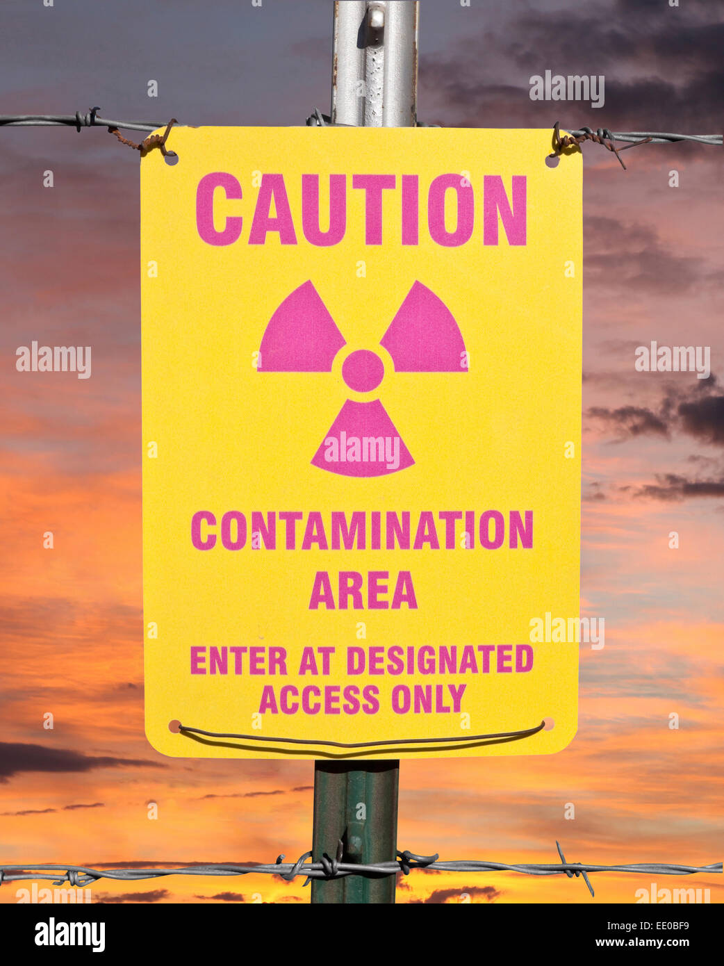 Zone de contamination panneau d'avertissement avec orange lever du soleil. Banque D'Images