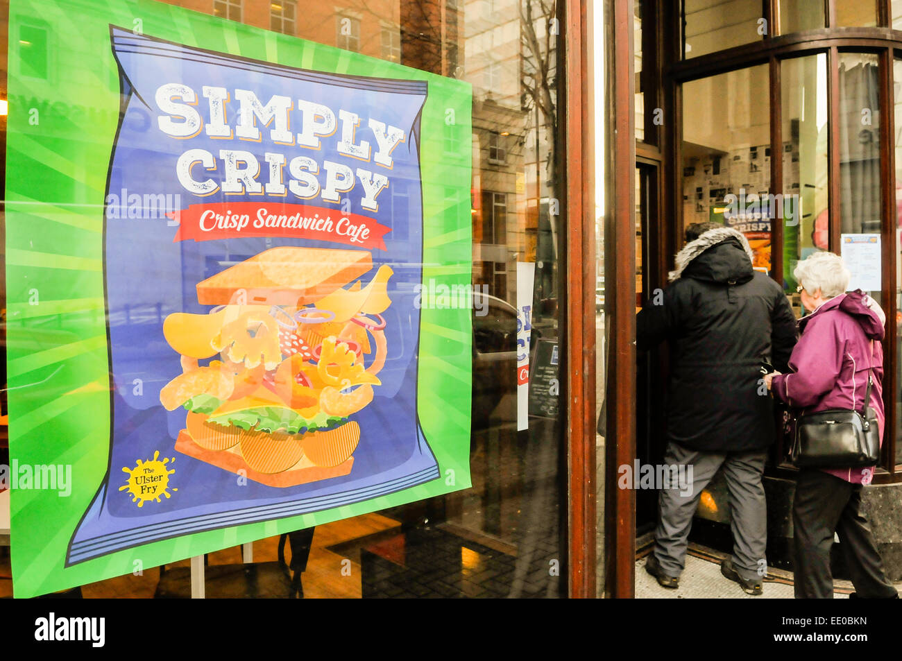 Belfast, Irlande du Nord. 12 janvier, 2015. Les clients affluent à la première 'Crisp' Sandwich cafe. Le crisp sandwich est une délicatesse en Irlande du Nord et vénéré par les connaisseurs. Crédit : Stephen Barnes/Alamy Live News Banque D'Images