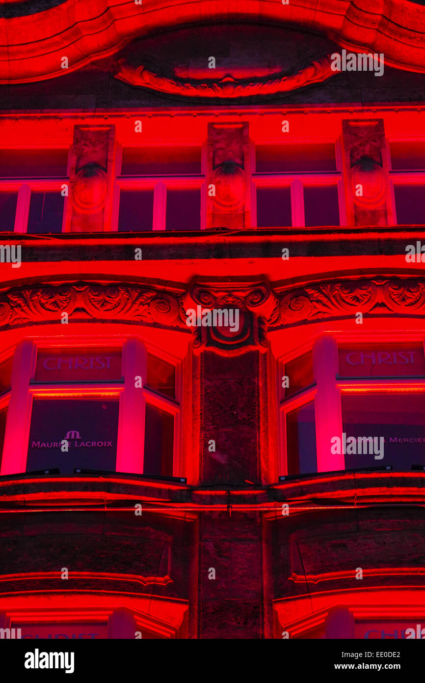 Farbig beleuchtetes Haus in der Münchner Neuhauser Strasse, Einkaufsstrasse, colorés maison illuminée à Munich Neuhauser Strasse, Banque D'Images