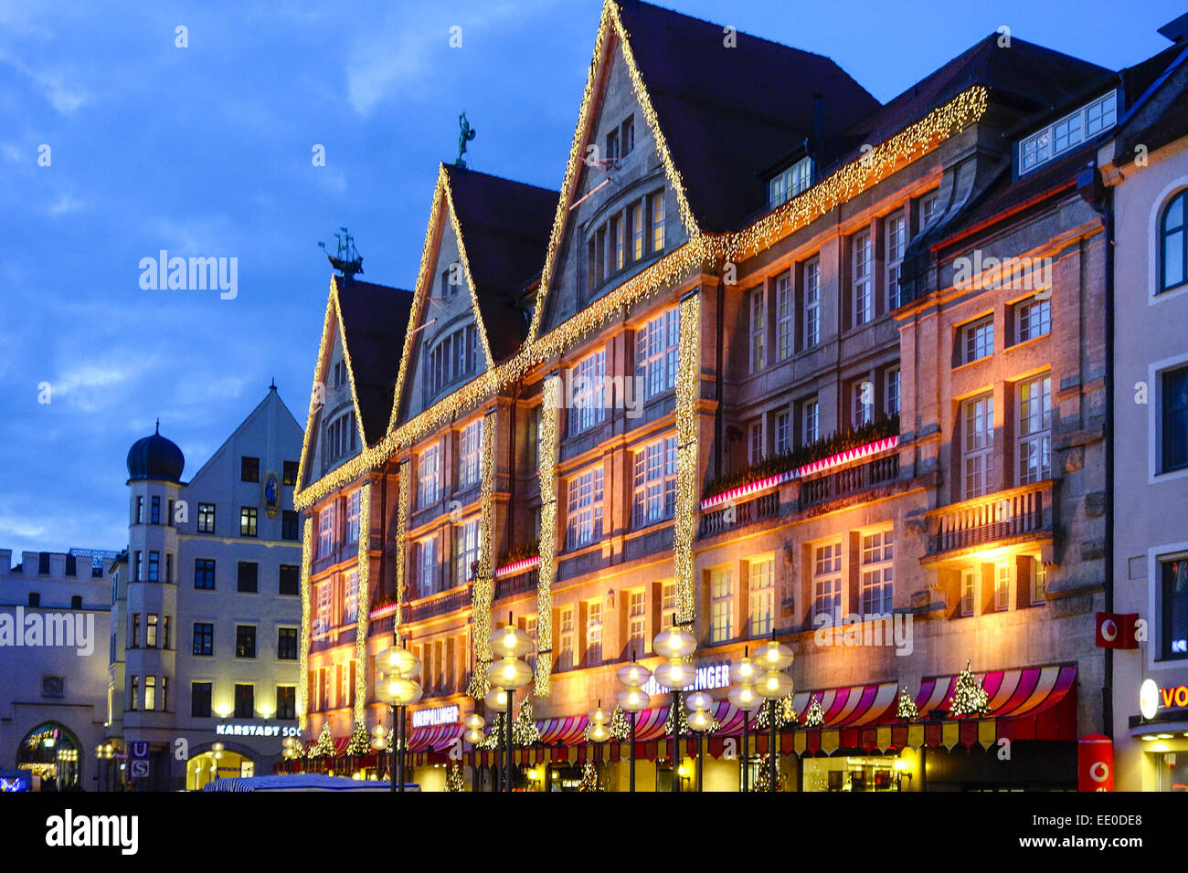 Weihnachtseinkäufe, bunt beleuchtete Kaufhauses la façade des Oberpollinger dans der Neuhauserstrasse à München, le magasinage de Noël Banque D'Images
