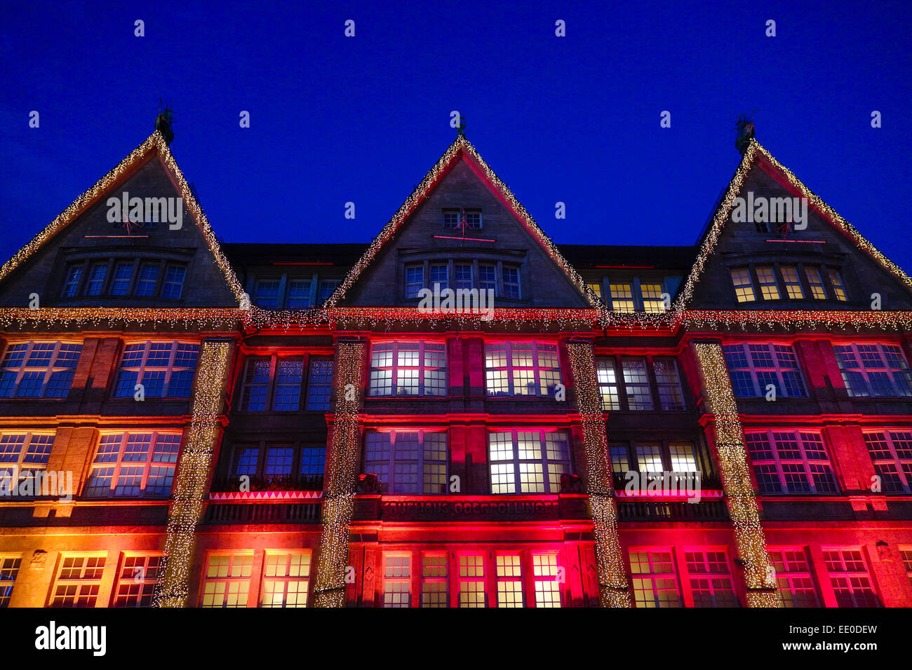 Weihnachtseinkäufe, bunt beleuchtete Kaufhauses la façade des Oberpollinger dans der Neuhauserstrasse à München, le magasinage de Noël Banque D'Images