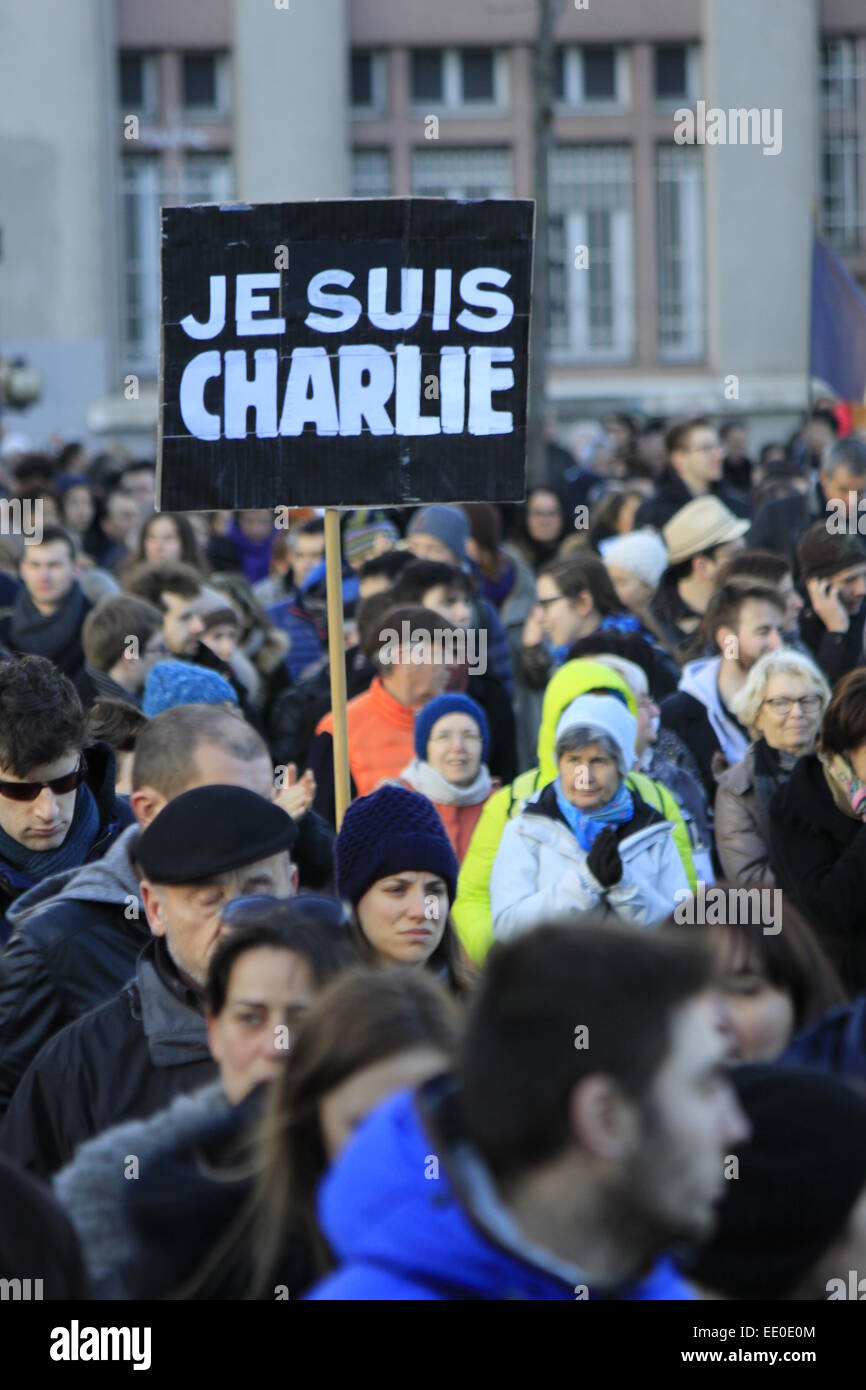 110 000 personnes prennent part à une manifestation d'unité républicaine 'Marche' à Grenoble, en hommage des 17 victimes de la tuerie de trois jours. Grenoble, France - 11/01/2015 Environ 110 000 personnes ont manifeste dans la ville en hommage aux 17 victimes des attentats perpetres cette semaine a l'hebdomadaire satirique Charlie Hebo et au magasin Hyper Cacher a Paris, Porte de Vincennes. Je suis Charlie. Grenoble, France - 11/01/2015 Banque D'Images