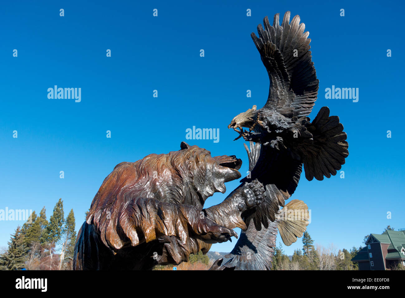 CA USA, South Lake Tahoe sculpture d'un ours et les aigles combats life size Banque D'Images
