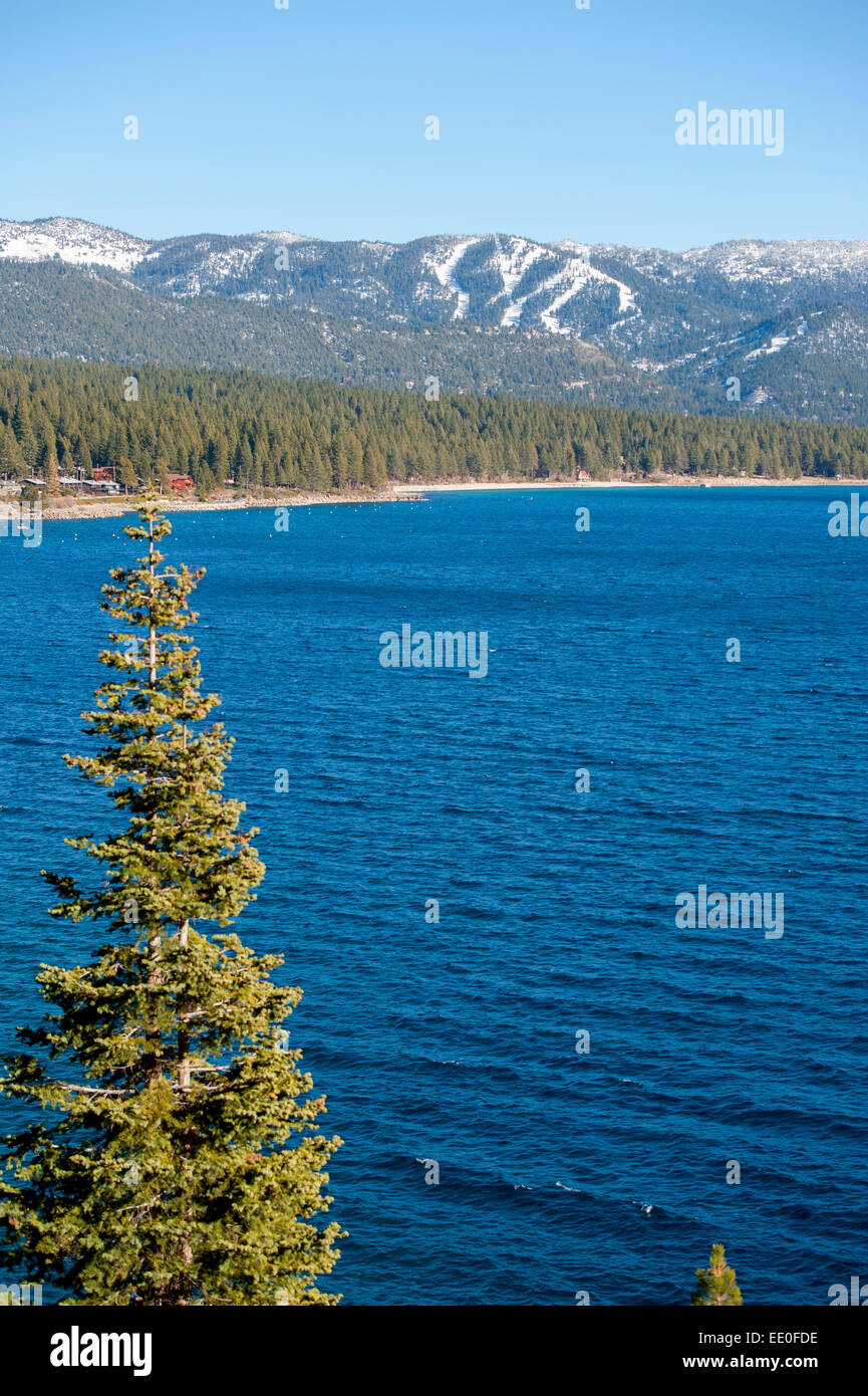USA Nevada NV Lake Tahoe vue hivernale de Incline Village et le Diamond Peak dans les montagnes Sierra Banque D'Images