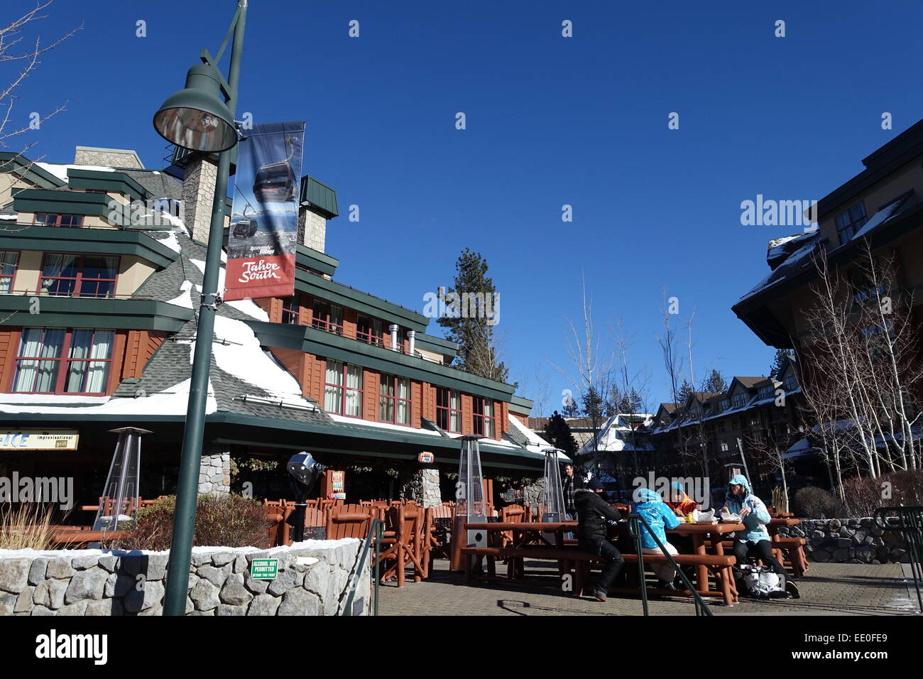 CA USA, South Lake Tahoe Heavenly Ski Resort Village hiver dans la Sierra Montagnes - Les gens de manger à l'extérieur Banque D'Images