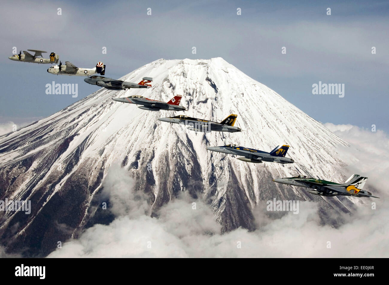 Des avions de Carrier Air Wing (CVW) 5 effectuent un vol en formation coordonnée près du mont Fuji au Japon. Ces avions font partie de l'USS Kitty Hawk (CV 63) opérant à partir des activités de la flotte Yokosuka. Banque D'Images