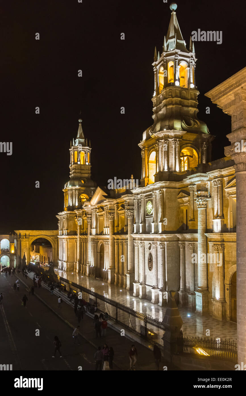 Vue de la façade illuminée de l'emblématique basilique-cathédrale d'Arequipa illuminée la nuit, Plaza de Armas, le centre-ville de Arequipa, Pérou Banque D'Images