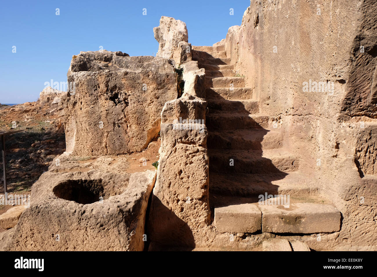 Tombes des rois, Pafos, Chypre. Tombe 2 présentant le dromos (étapes) et un puits. Banque D'Images