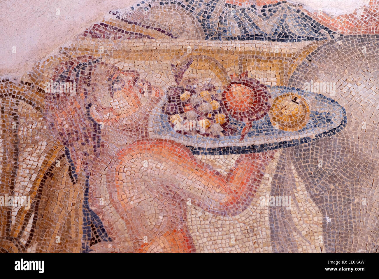 Mosaïque romaine dans la maison d'Aion, Nea Paphos, Chypre. Détail montre enfant avec plateau de fruits dans une procession dionysiaque. Banque D'Images