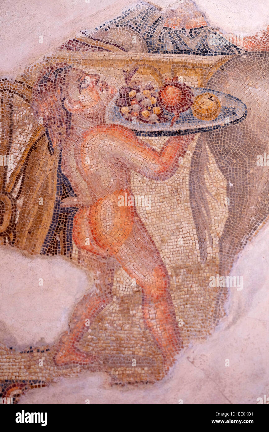 Mosaïque romaine dans la maison d'Aion, Nea Paphos, Chypre. Détail montre enfant avec plateau de fruits dans une procession dionysiaque. Banque D'Images