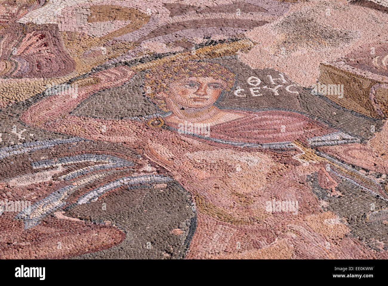 Mosaïque romaine dans la maison de Thésée, Nea Paphos, ouest de Chypre. Détail de mosaïque représentant Thésée terrassant le minotaure. Banque D'Images