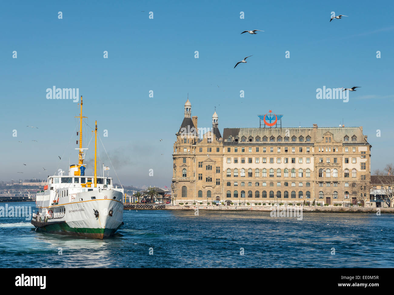 Un traversier arrivant à Kadikoy, sur la rive asiatique d'Istanbul et Haydarpasa gare dans l'arrière-plan, la Turquie. Banque D'Images