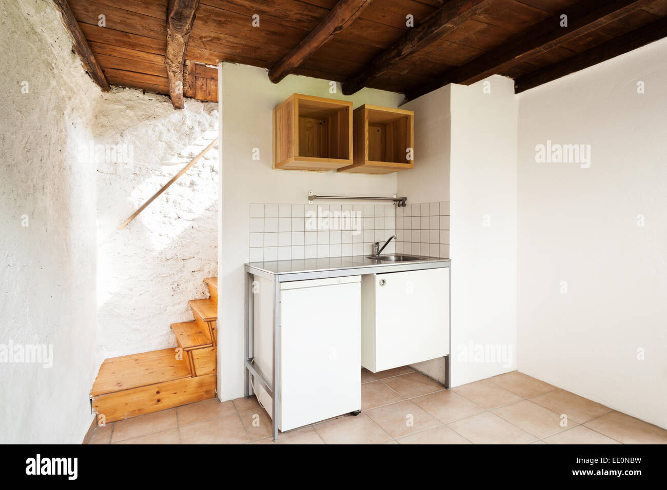 Maison rustique de l'intérieur, à l'angle avec évier et réfrigérateur Banque D'Images