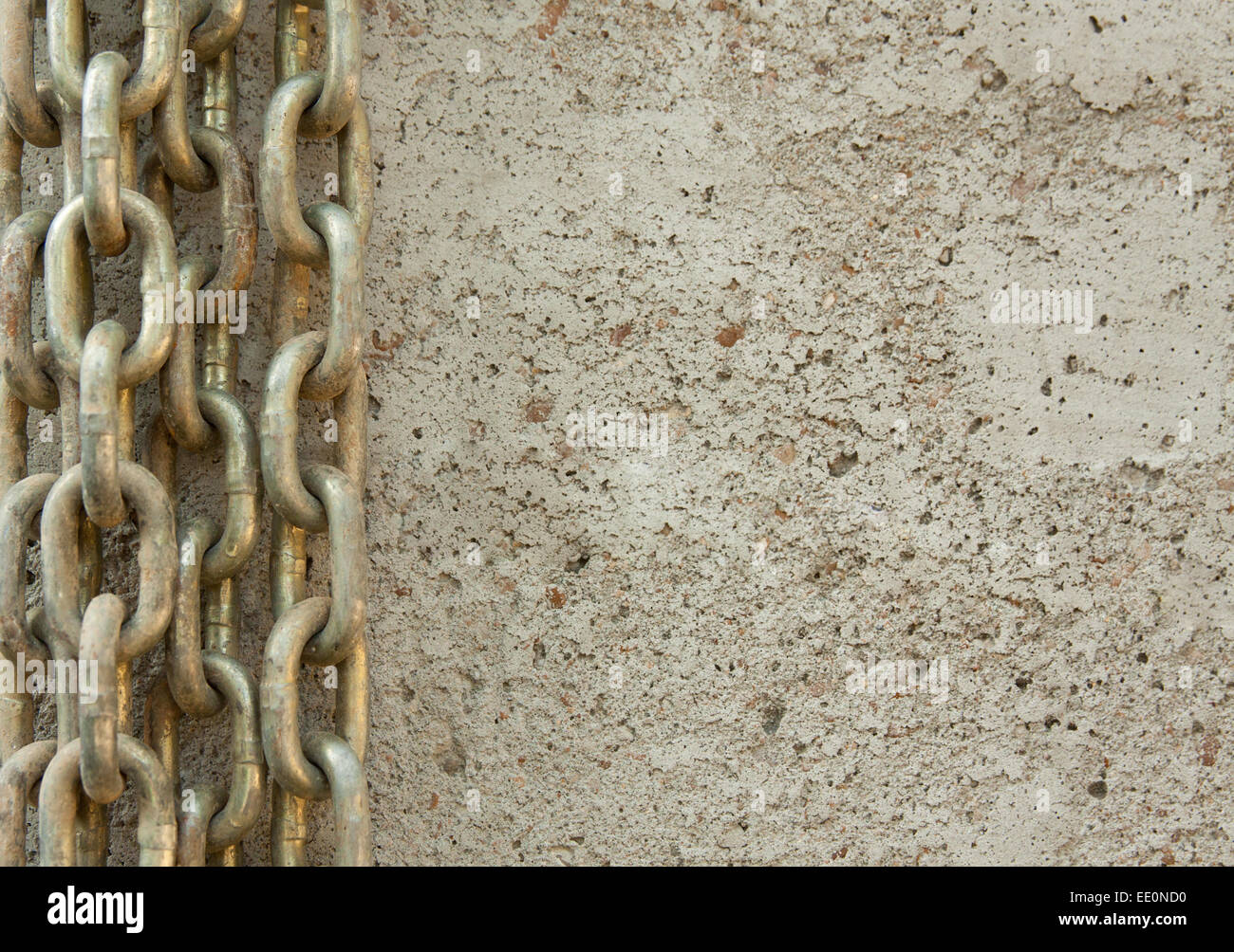 Chaînes sur fond de ciment Banque D'Images