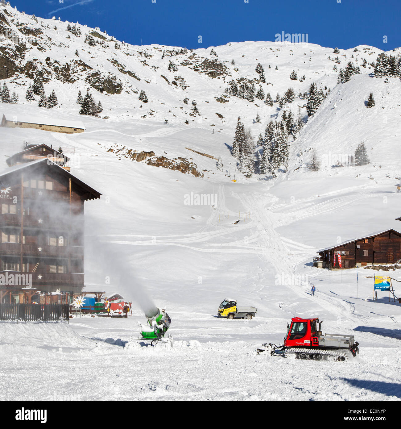 Canon à neige / snowgun dameuse et véhicule dans le village de Riederalp en hiver, Valais / Valais, Suisse Banque D'Images