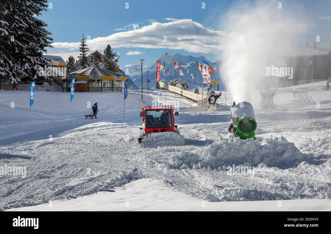 Canon à neige / snowgun dameuse et préparation du véhicule en hiver à ski Riederalp, Valais / Valais, Suisse Banque D'Images