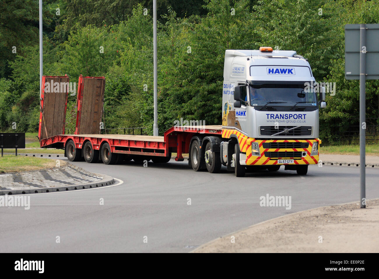 Un chariot qui se déplace autour d'un rond-point à Coulsdon, Surrey, Angleterre Banque D'Images