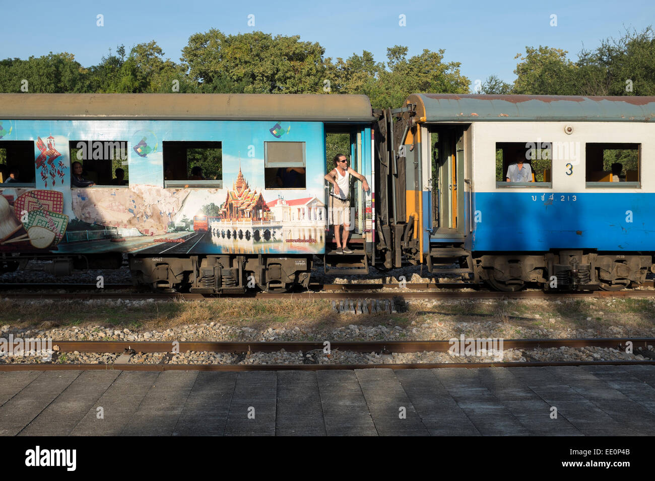Train Touristique de l'Ouest avec la gare de fumer une cigarette à Kanchanaburi Thaïlande Banque D'Images