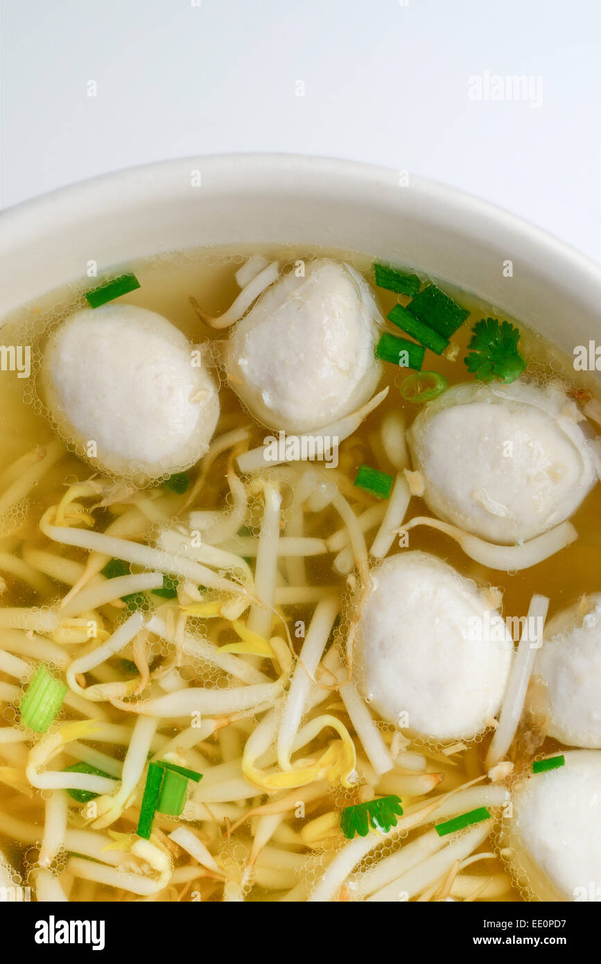 Soupe de nouilles avec de la viande, les fèves germées ball Banque D'Images