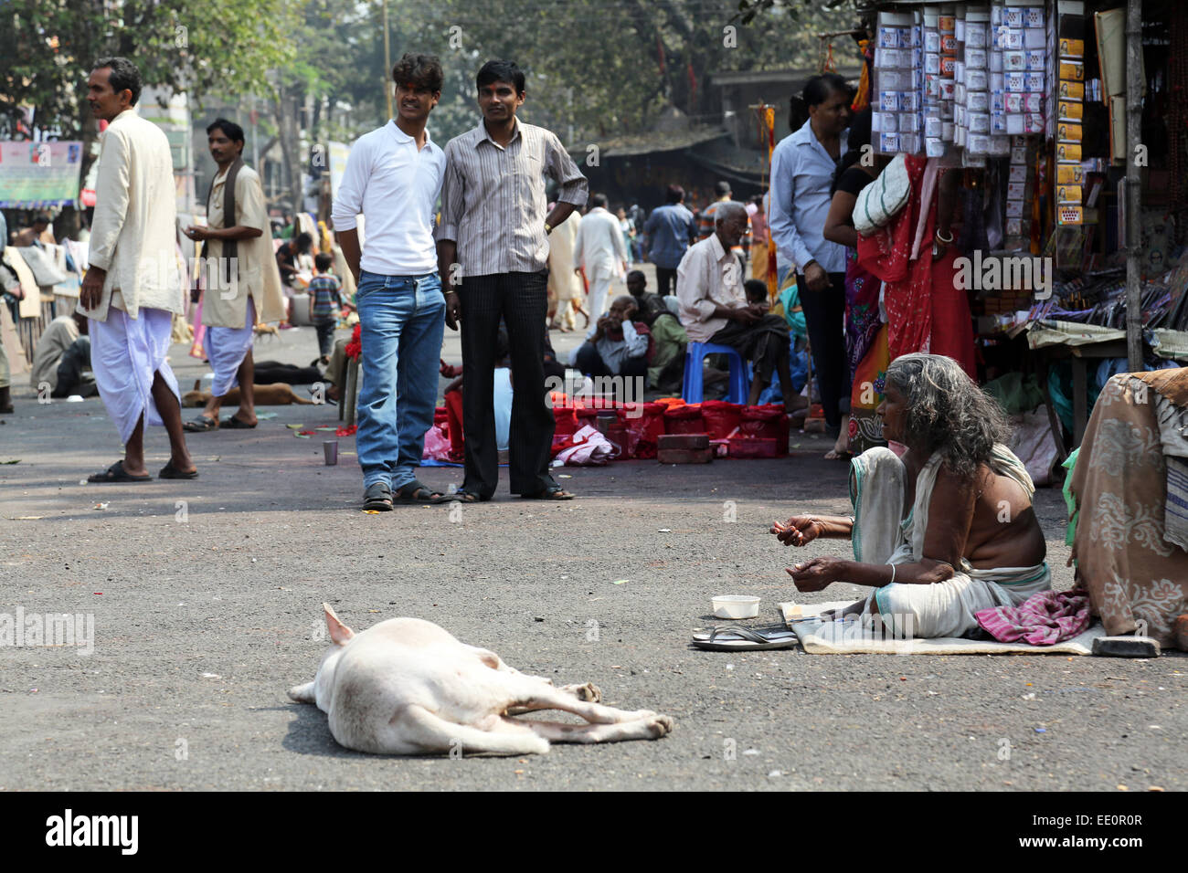 En face de mendiants, Nirmal Hriday, accueil des malades et des mourants, à Kolkata, Inde Agressez Banque D'Images