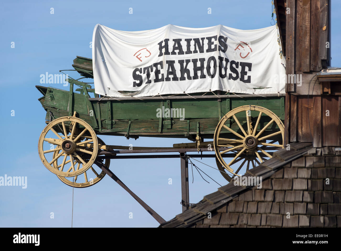Wagon couvert signe pour le Steakhouse de Haines à Haines, Alaska. Banque D'Images