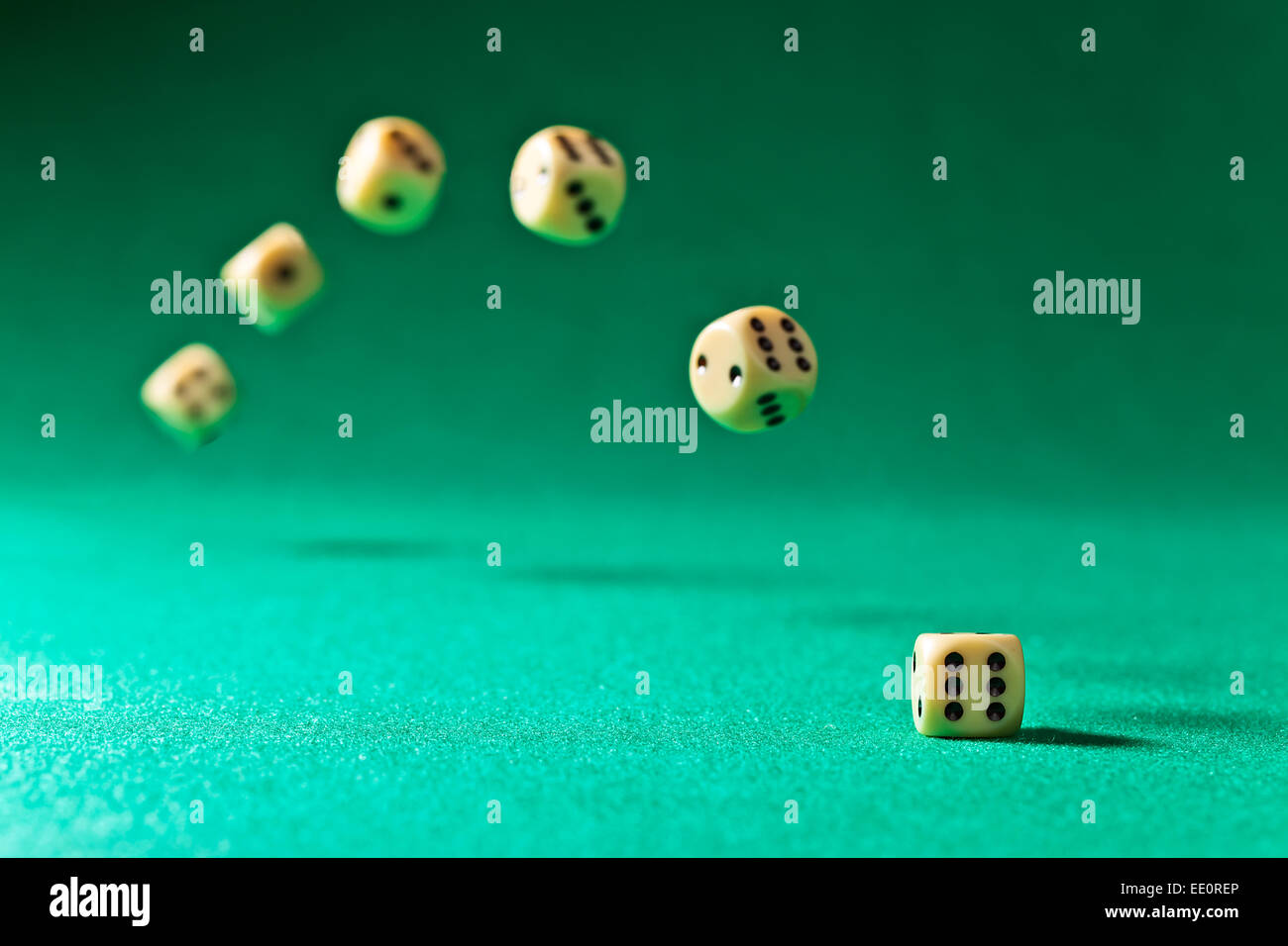 Dés sur une table verte dans Casino , l'accent sur le premier plan Banque D'Images