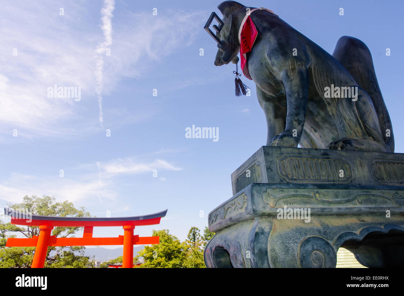 L'inari torii rouge fox et statue au Sanctuaire Fushimi Inari à Kyoto, Japon Banque D'Images