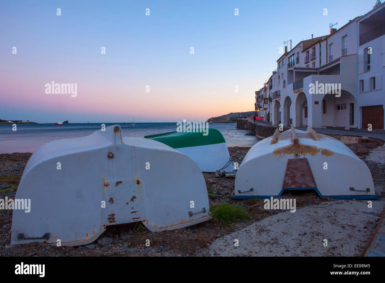 Le front de mer de Cadaqués, Catalogne, Espagne. Banque D'Images