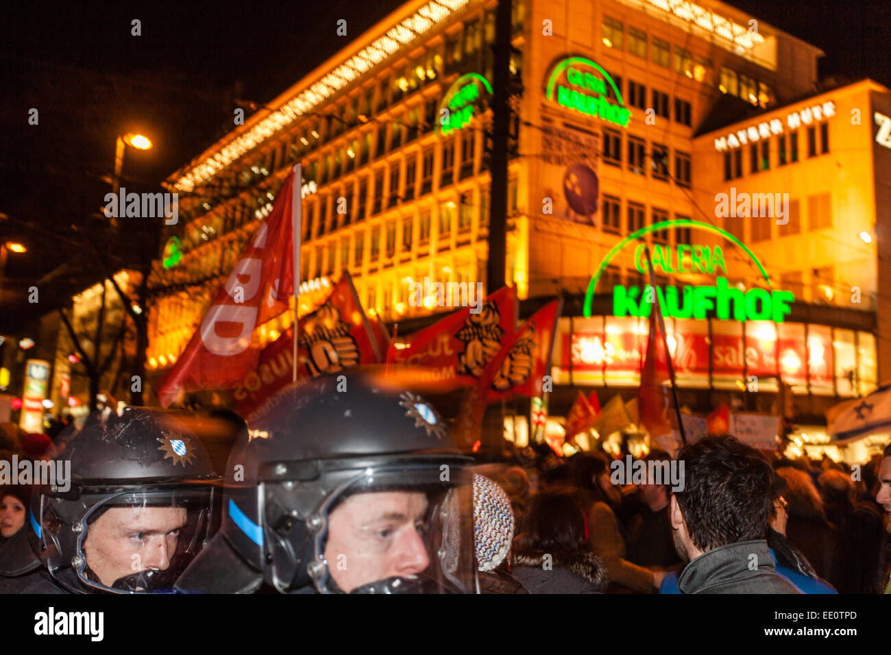 Munich, Allemagne. 12 janvier, 2015. Pegida protester à Munich attire plus de 20 000 manifestants contre la faction de Munich, Pegida Begida, a tenu sa première démonstration à Munich le 12 janvier à Munich à Sendlinger Tor. Les quelque 1 500 personnes ont été surpassés par les anti-Pegida, qui comptait plus de 20 000 manifestants, selon la police. Pegida, qui signifie "les Européens contre l'islamisation patriotique de l'Ouest", ont été la démonstration à Dresde depuis quelques semaines, avec des numéros il y a de l'enflure aux milliers Credit : Hector Chapman/Alamy Live News Banque D'Images