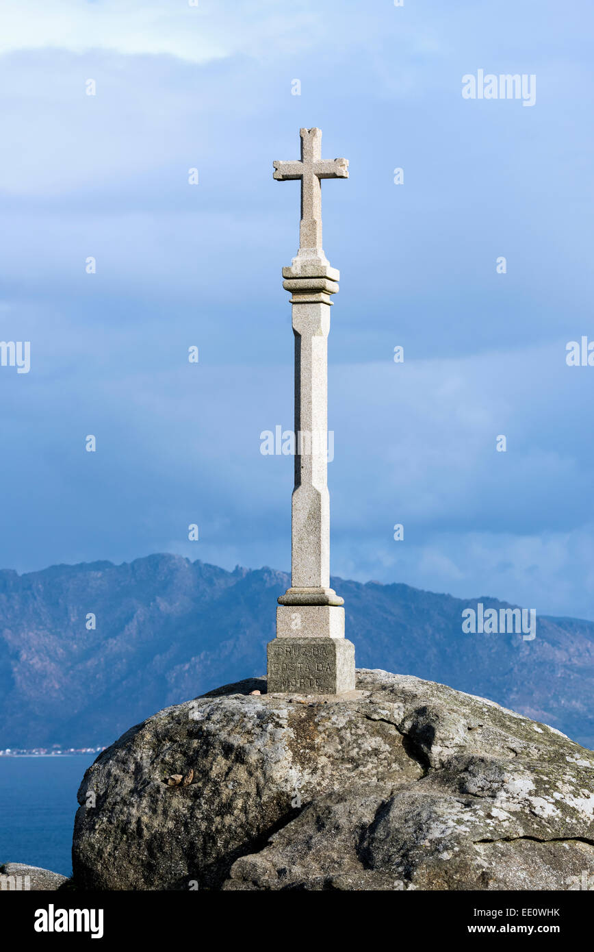 Croix de pierre au cap Finisterre. La Galice, Espagne. Banque D'Images