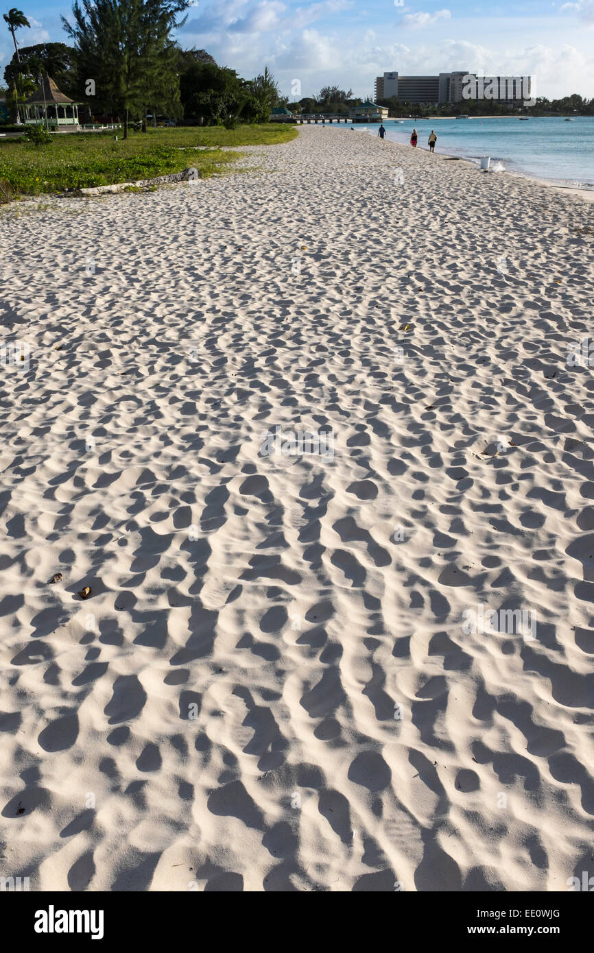 Plage de sable blanc de plage de Brownes et plage de galets sur la côte sud de la Barbade aux Antilles - EDITORIAL UTILISEZ UNIQUEMENT Banque D'Images