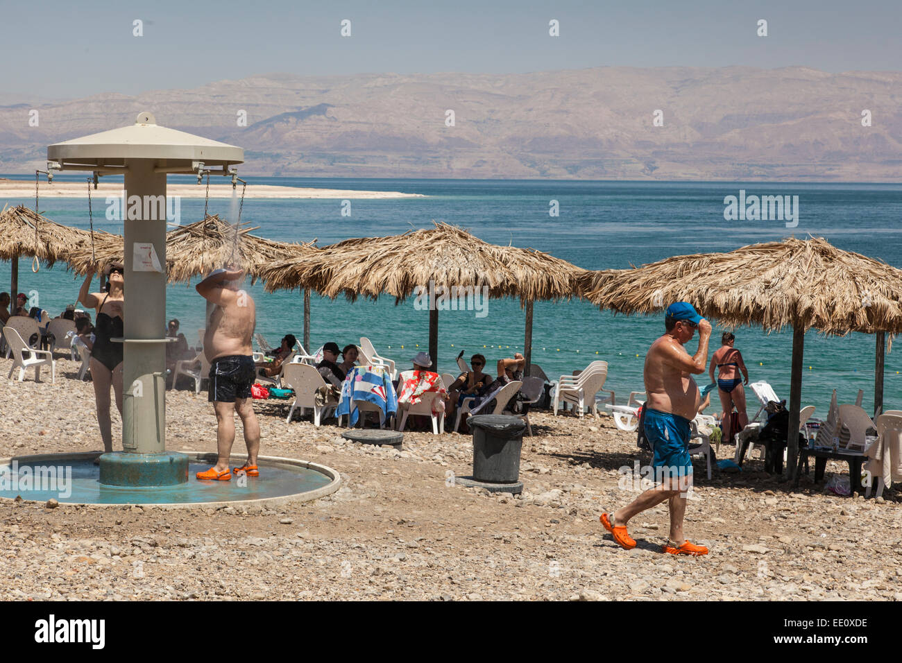 Les touristes le bain et la douche à la mer Morte, Israël Banque D'Images