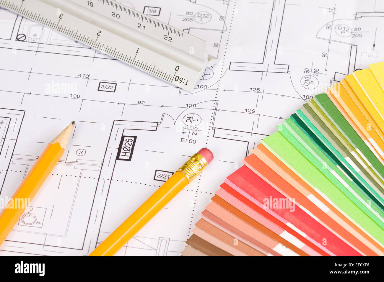 Crayons, règle l'échelle et les couleurs sur la palette historique du projet architectural Banque D'Images