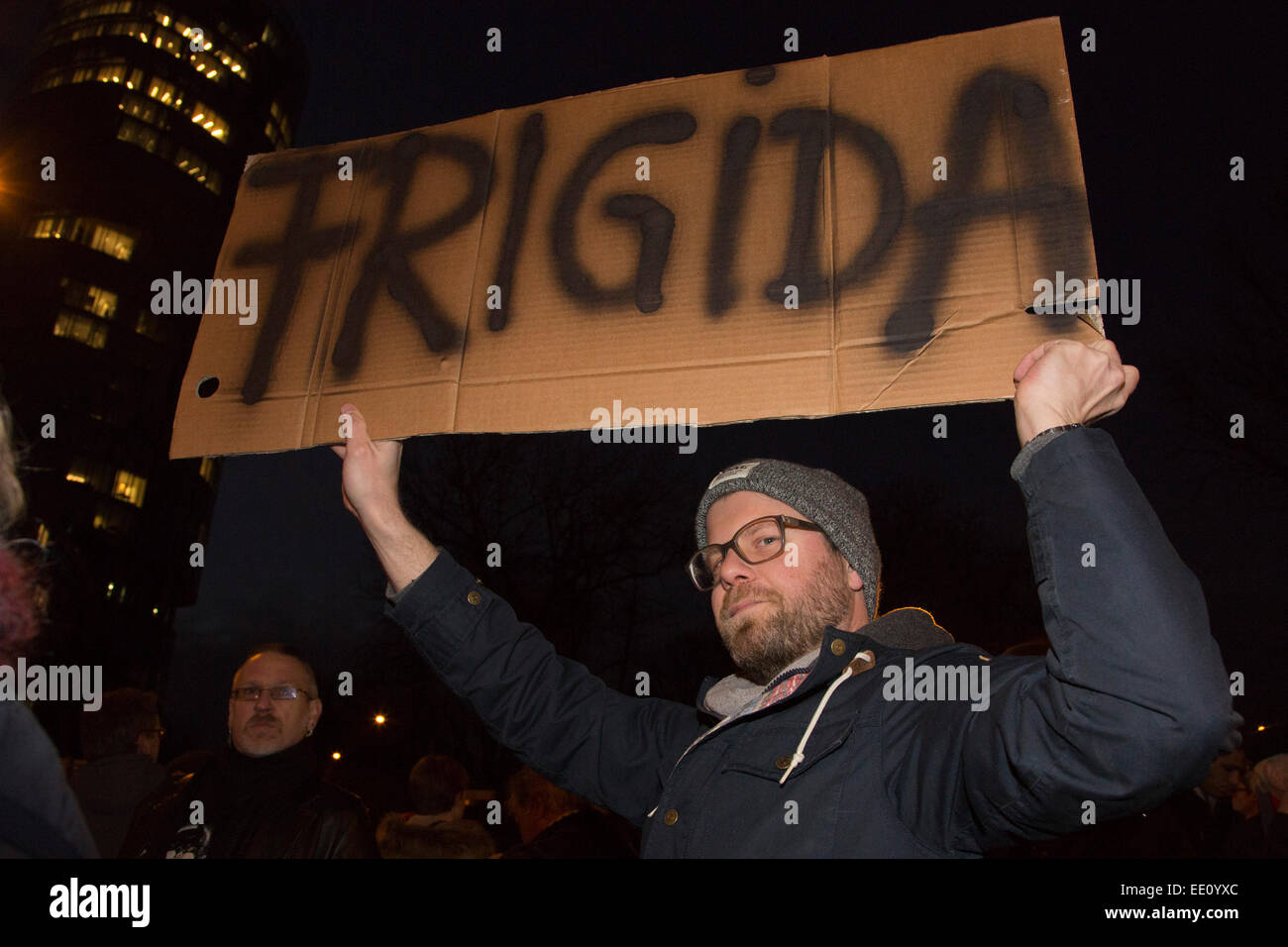 05/01/2015. Cologne, Allemagne. Sur la photo : lutter contre les manifestants. Environ deux cents manifestants de droite suivie d'un appel d'demonstate contre l'islamisation de l'Europe à Cologne, en Allemagne. KÖGIDA les manifestants étaient beaucoup plus nombreux que par des milliers de manifestants de gauche. Cela suit l'PEGIDA manifestations à Dresde que continuer à attirer un grand nombre d'adeptes. PEGIDA signifie "Contre l'islamisation européenne patriotique de l'Europe". En guise de protestation, la cathédrale de Cologne - habituellement éclairés la nuit sombre, sont restés pour protester contre ce mouvement. Banque D'Images