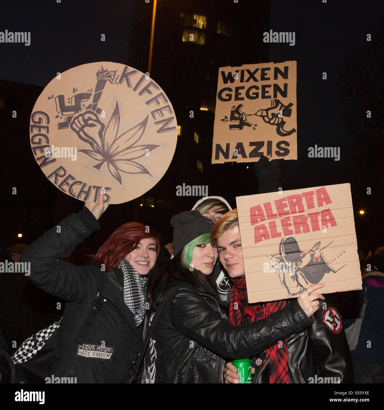 05/01/2015. Cologne, Allemagne. Sur la photo : lutter contre les manifestants. Environ deux cents manifestants de droite suivie d'un appel d'demonstate contre l'islamisation de l'Europe à Cologne, en Allemagne. KÖGIDA les manifestants étaient beaucoup plus nombreux que par des milliers de manifestants de gauche. Cela suit l'PEGIDA manifestations à Dresde que continuer à attirer un grand nombre d'adeptes. PEGIDA signifie "Contre l'islamisation européenne patriotique de l'Europe". En guise de protestation, la cathédrale de Cologne - habituellement éclairés la nuit sombre, sont restés pour protester contre ce mouvement. Banque D'Images