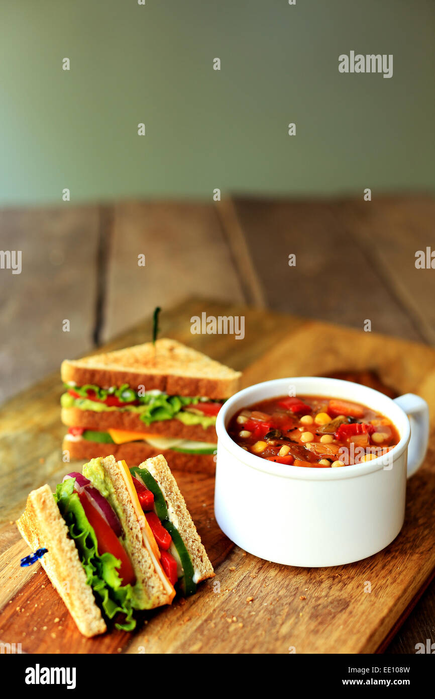 Un repas équilibré composé d'un club sandwich de légumes et de soupe aux légumes. Banque D'Images