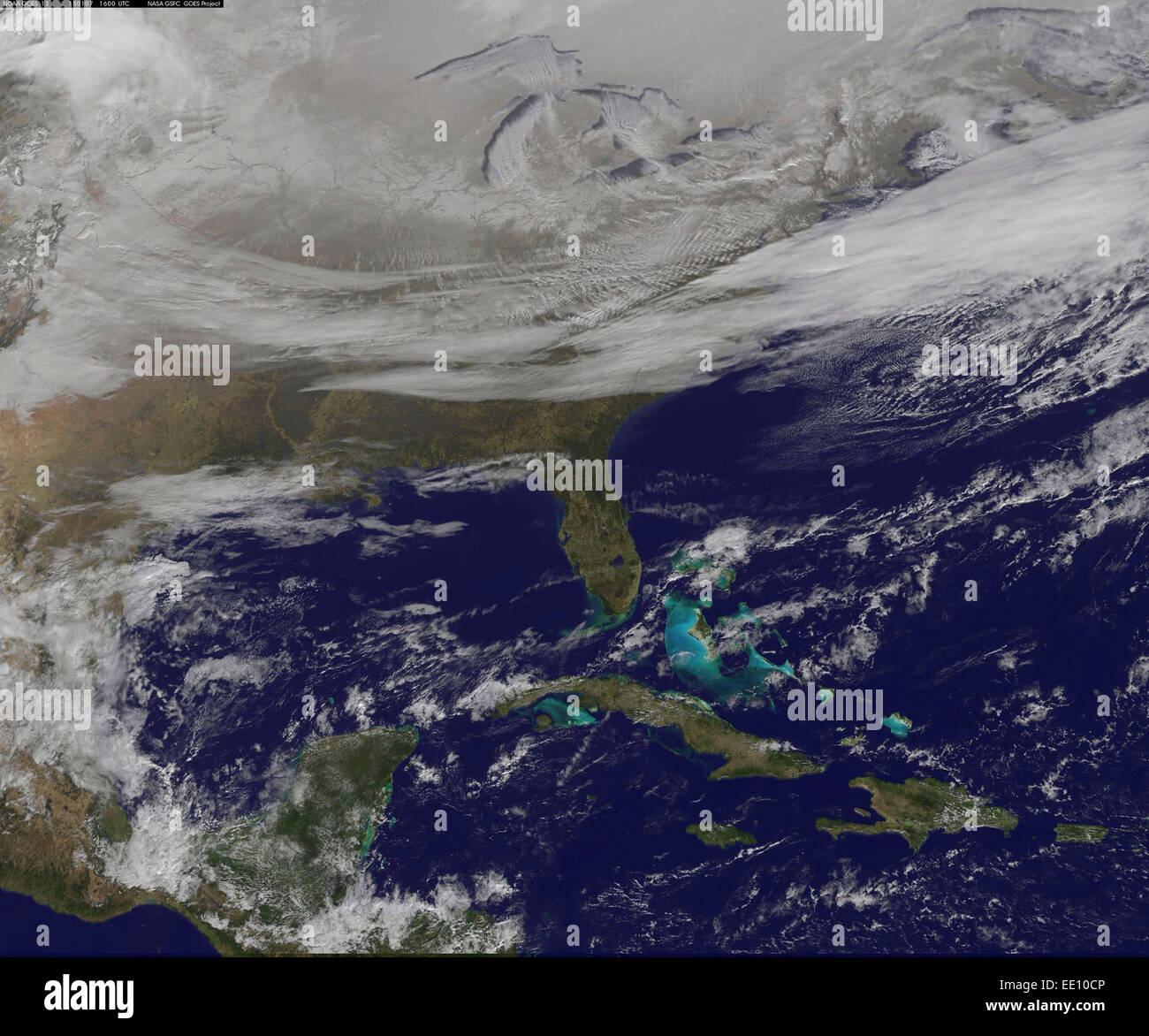 La NOAA GOES-East satellite fourni un regard sur les eaux glaciales de l'est de deux tiers des Américains le 7 janvier 2015, qui montre une couverture de neige du nord, la neige d'effet de lac provenant des Grands Lacs et les nuages derrière le front froid arctique. Le front froid qui a l'air arctique déplacé vers le sud jusqu'en Floride, et remonte au-dessus du golfe du Mexique et à l'ouest du Texas. L'image montre les nuages derrière la limite frontale qui s'étend de la Caroline du Nord Ouest sur le terroir. Plus au nord, une large bande de neige recouvre le sol à partir de la Nouvelle Angleterre à l'ouest du Montana, avec des rivières apparaissant comme les veines. Banque D'Images