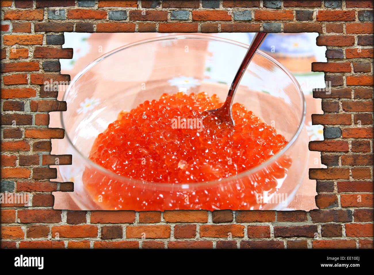 Trou dans la casse et brickwall vue de caviar rouge dans la plaque avec la cuillère Banque D'Images