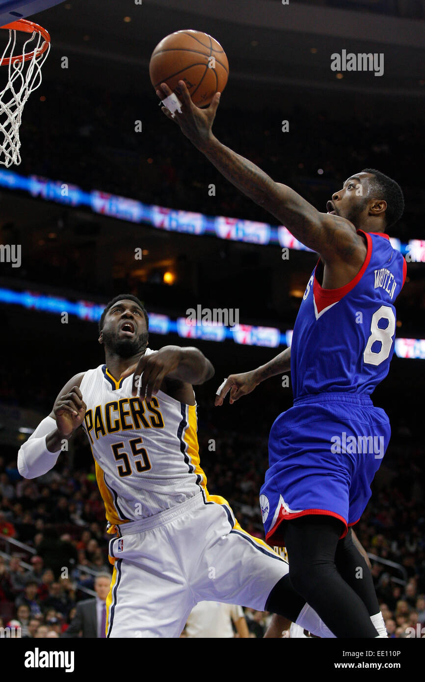 10 janvier 2015 : Philadelphia 76ers guard Tony Wroten (8) monte pour la tourné sur Indiana Pacers Roy Hibbert centre (55) au cours de la NBA match entre les Indiana Pacers et les Philadelphia 76ers au Wells Fargo Center de Philadelphie, Pennsylvanie. Les Philadelphia 76ers a gagné 93-92. Banque D'Images